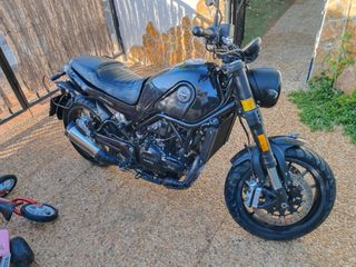 Benelli Leoncino 500 Negra.