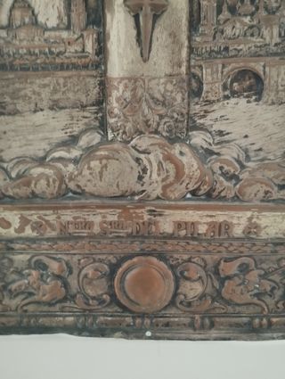 Virgen del Pilar relieve metálico