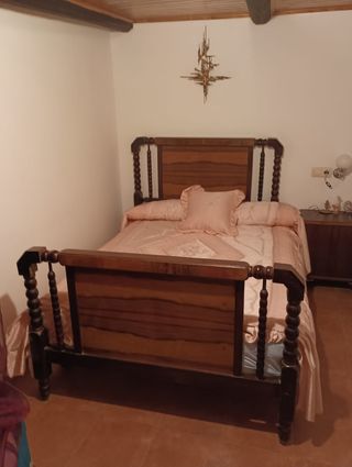 Cama antigua 1.35m -madera-