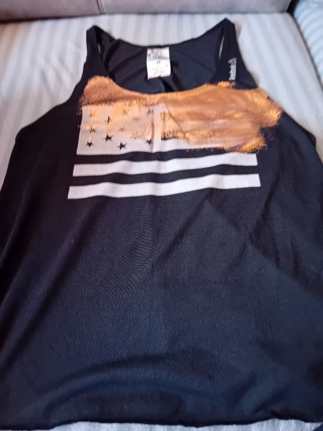 Camiseta Reebok Negra Dorada M