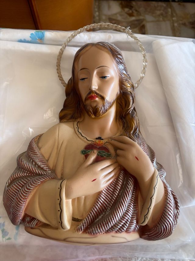 imagen de Cristo de ceramica echo y pintado a mano