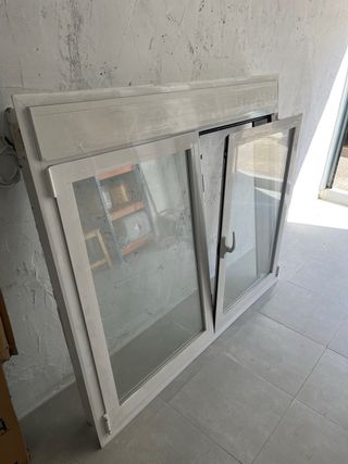 Ventana aluminio blanca con persiana