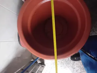 Maceta grande marrón de plástico. Altura 40 cm.
