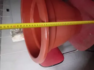 Maceta grande marrón de plástico. Altura 40 cm.