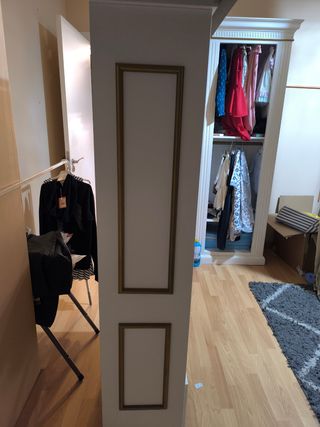 Vitrina blanca dorada con cristal