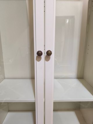 Vitrina blanca dorada con cristal