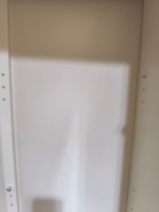 Vitrina blanca dorada con cristal