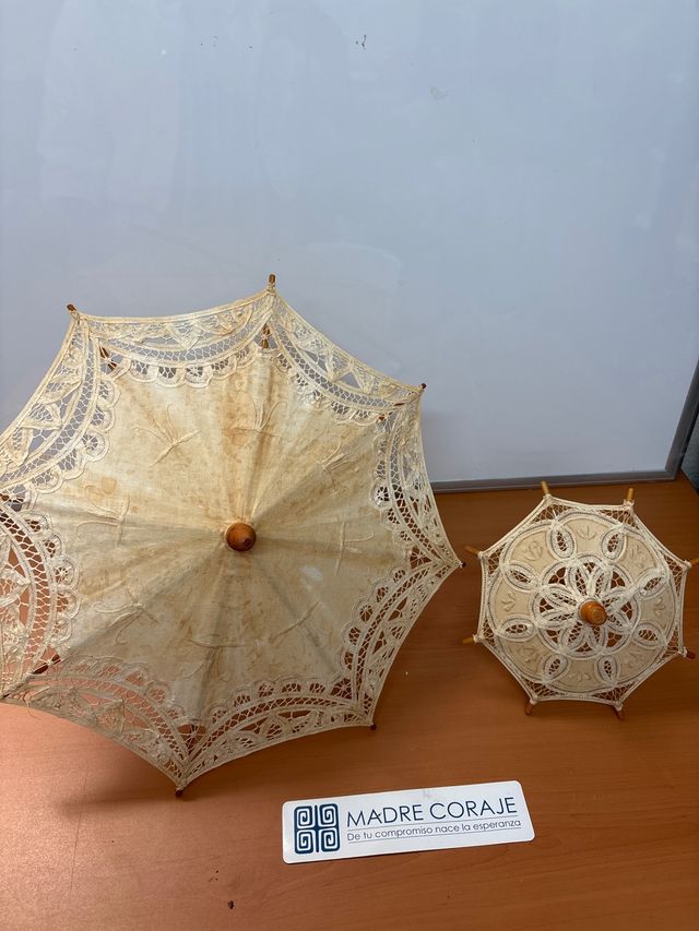 2 Sombrillas/Paraguas Beige. Encaje