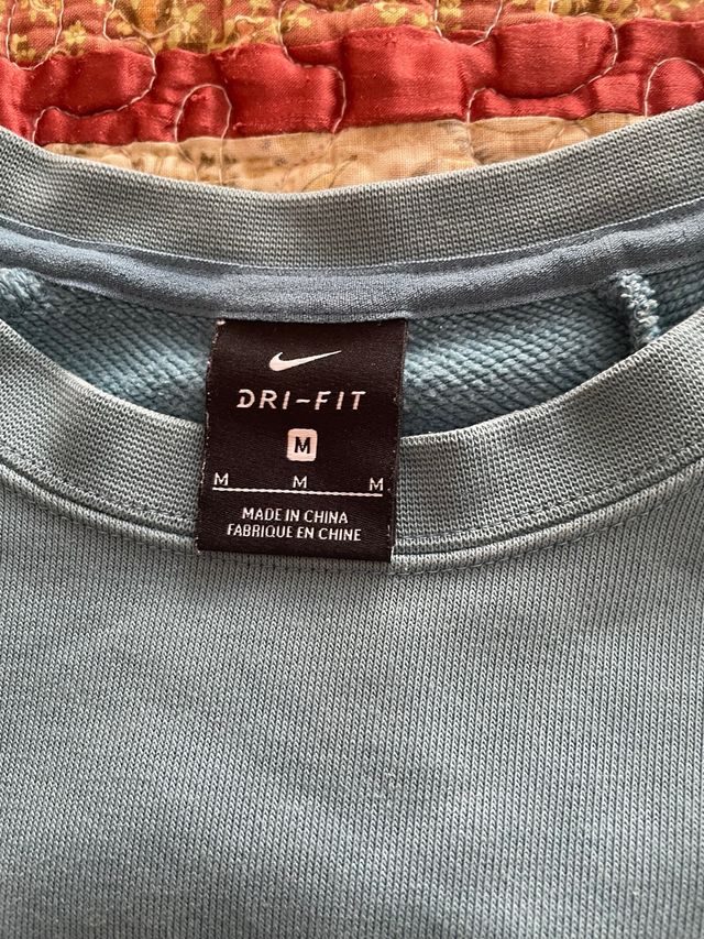 Sudadera Nike Dri-FIT M - Teal es corta y ancha