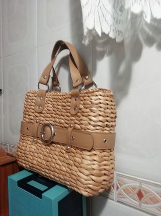 Bolso cuadrado muy bonito muy ponible y informal.
