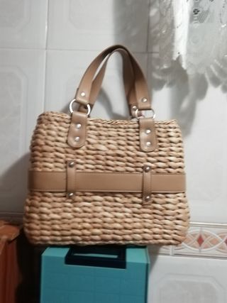 Bolso cuadrado muy bonito muy ponible y informal.