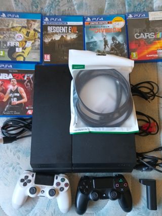 PS4 (PlayStation 4) con accesorios
