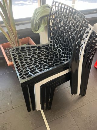 6 Sillas plásticas negras y dos blancas