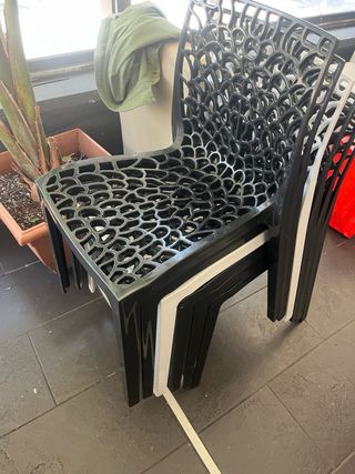 6 Sillas plásticas negras y dos blancas