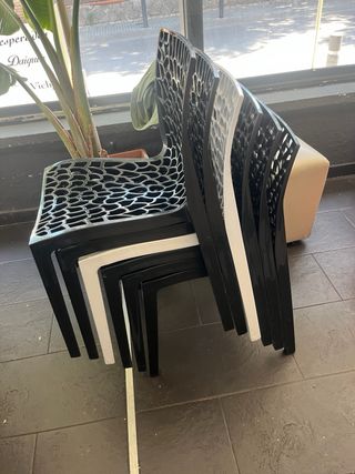 6 Sillas plásticas negras y dos blancas
