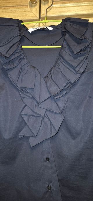 Blusa Zara negra - volantes