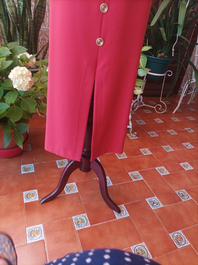 Falda midi color caldera botones