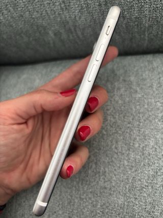 iPhone SE (Apple) - Blanco y Plata