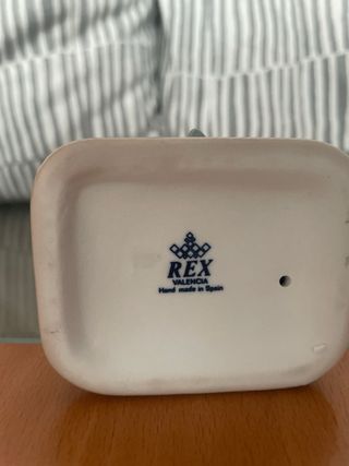 Figura cerámica Rex: Mujer con pájaro