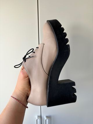 Zapatos Stradivarius beige plataforma