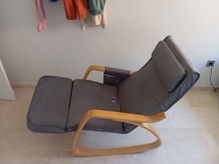 Moderna mecedora gris y madera.