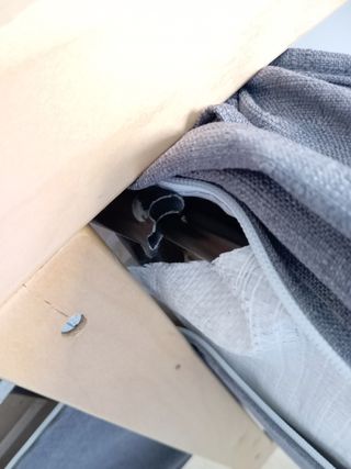 Moderna mecedora gris y madera.