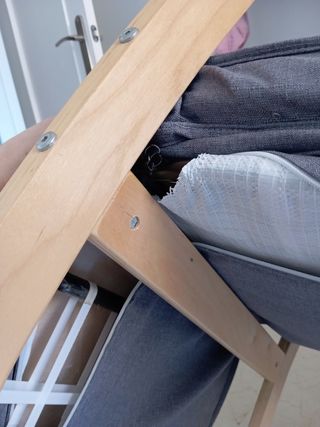 Moderna mecedora gris y madera.