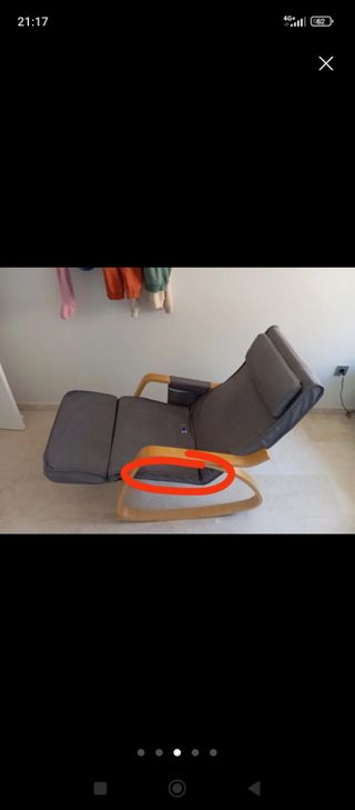 Moderna mecedora gris y madera.