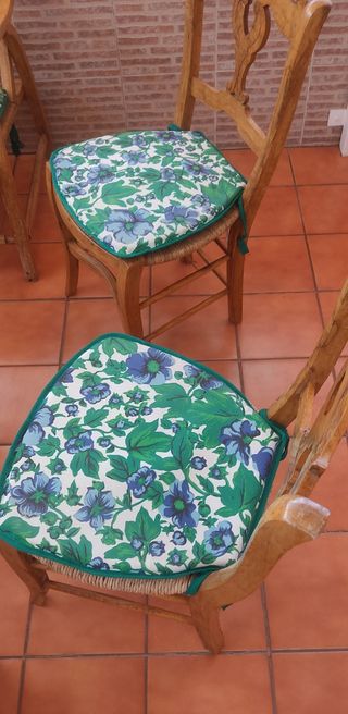 Conjunto de sillas y sillones rústicos