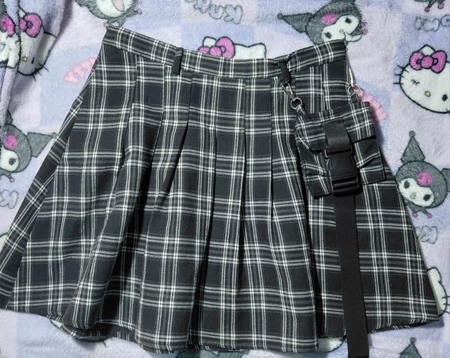 Falda de cuadros negros y blancos con bolsillo
