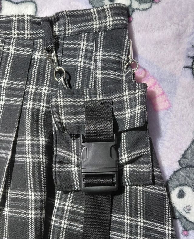 Falda de cuadros negros y blancos con bolsillo