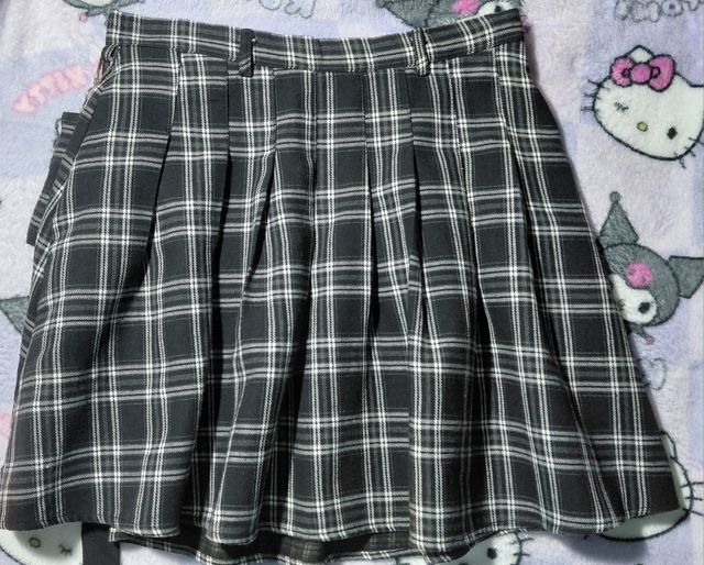 Falda de cuadros negros y blancos con bolsillo