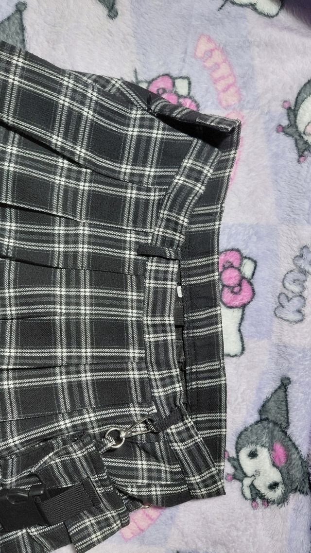 Falda de cuadros negros y blancos con bolsillo