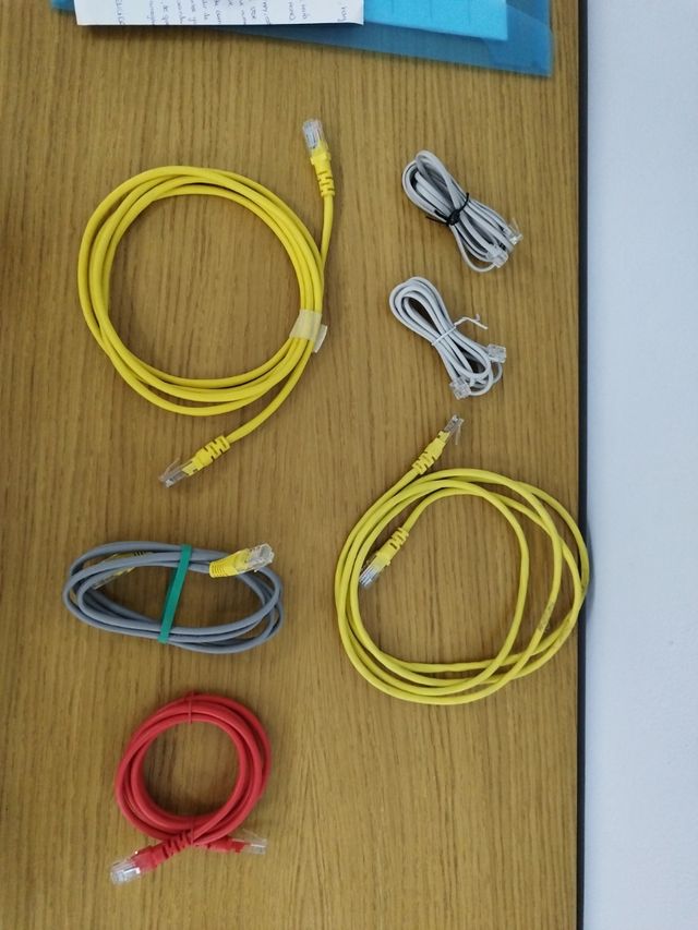 Cables red, grises y amarillos