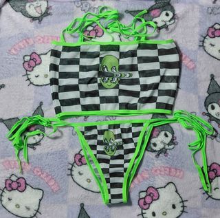 Bikini sexy con alien verde y estampado de cuadros
