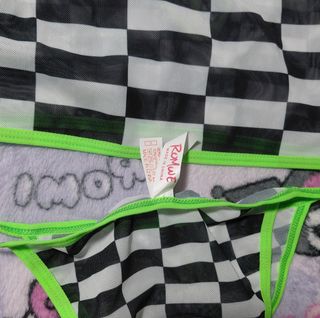 Bikini sexy con alien verde y estampado de cuadros