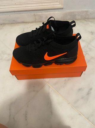 Nike Air VaporMax - zapatillas negras y naranjas de segunda mano por 12 EUR  en Tomares en WALLAPOP
