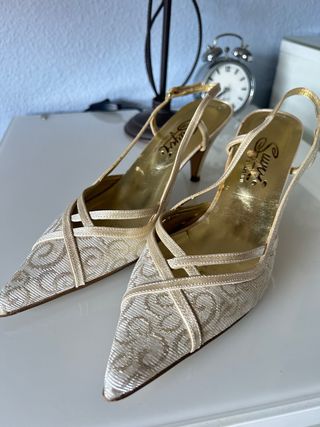 Zapatos tacon beige y dorado