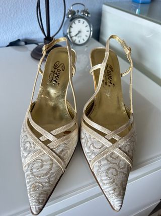 Zapatos tacon beige y dorado
