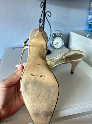 Zapatos tacon beige y dorado