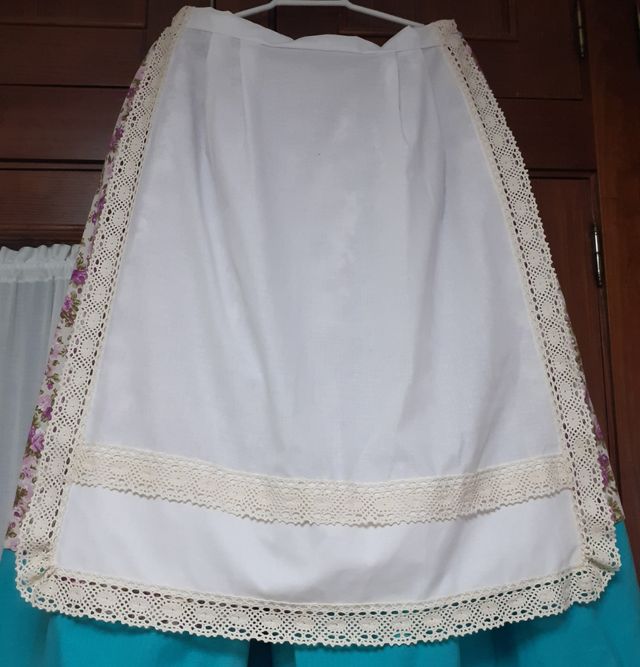 Delantal blanco bordado