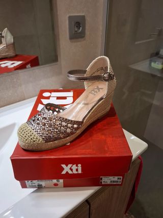 Sandalias cuña Xti beige/plata 37