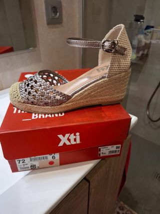 Sandalias cuña Xti beige/plata 37