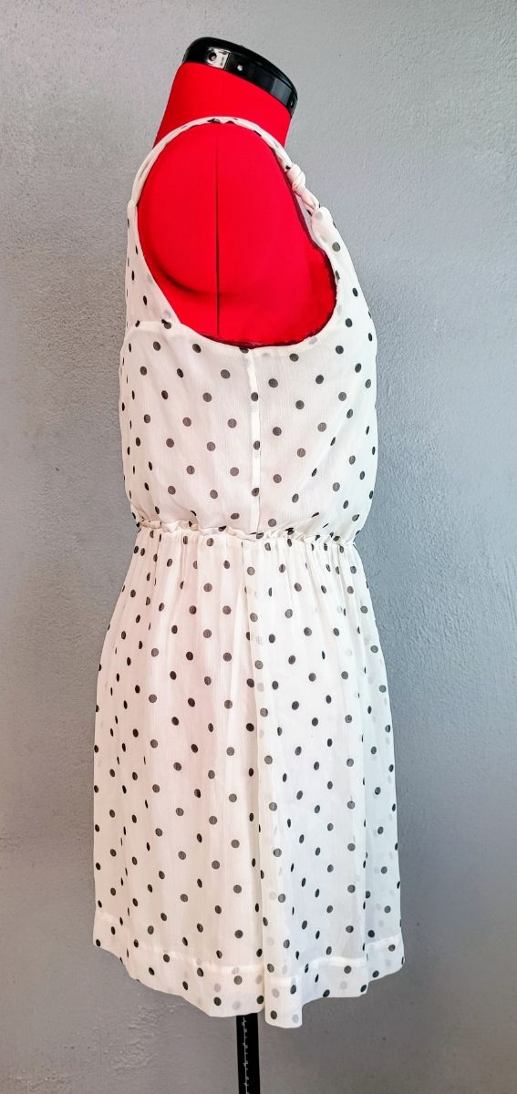 Vestido de bolinhas preto-branco