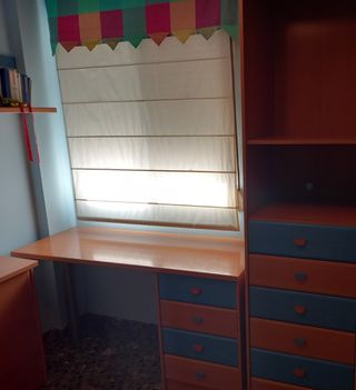 Dormitorio juvenil: estanterías y armario