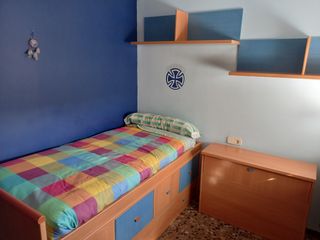 Dormitorio juvenil: estanterías y armario