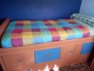 Dormitorio juvenil: estanterías y armario