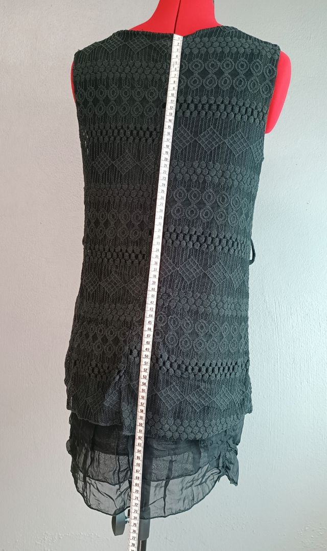 Vestido curto de renda preta.