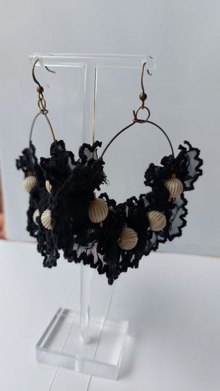 Pendientes con piedras y encaje