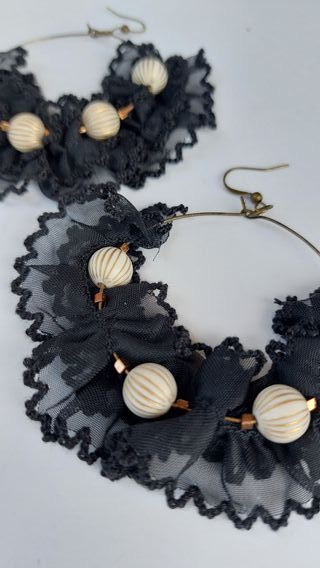 Pendientes con piedras y encaje